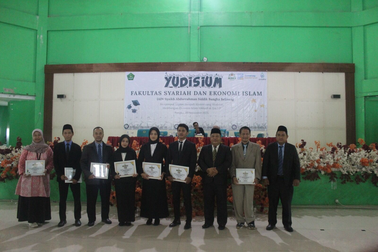 Dekan FSEI IAIN SAS BABEL Beri Penghargaan kepada Pembimbing Skripsi Lulusan Terbaik Tingkat Prodi pada Yudisium XIV 2025
