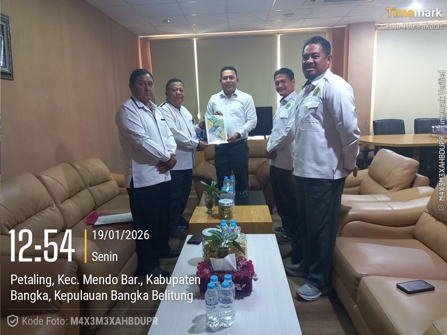 Dekan FSEI Serahkan Laporan Tahunan 2025 kepada Rektor IAIN SAS BABEL