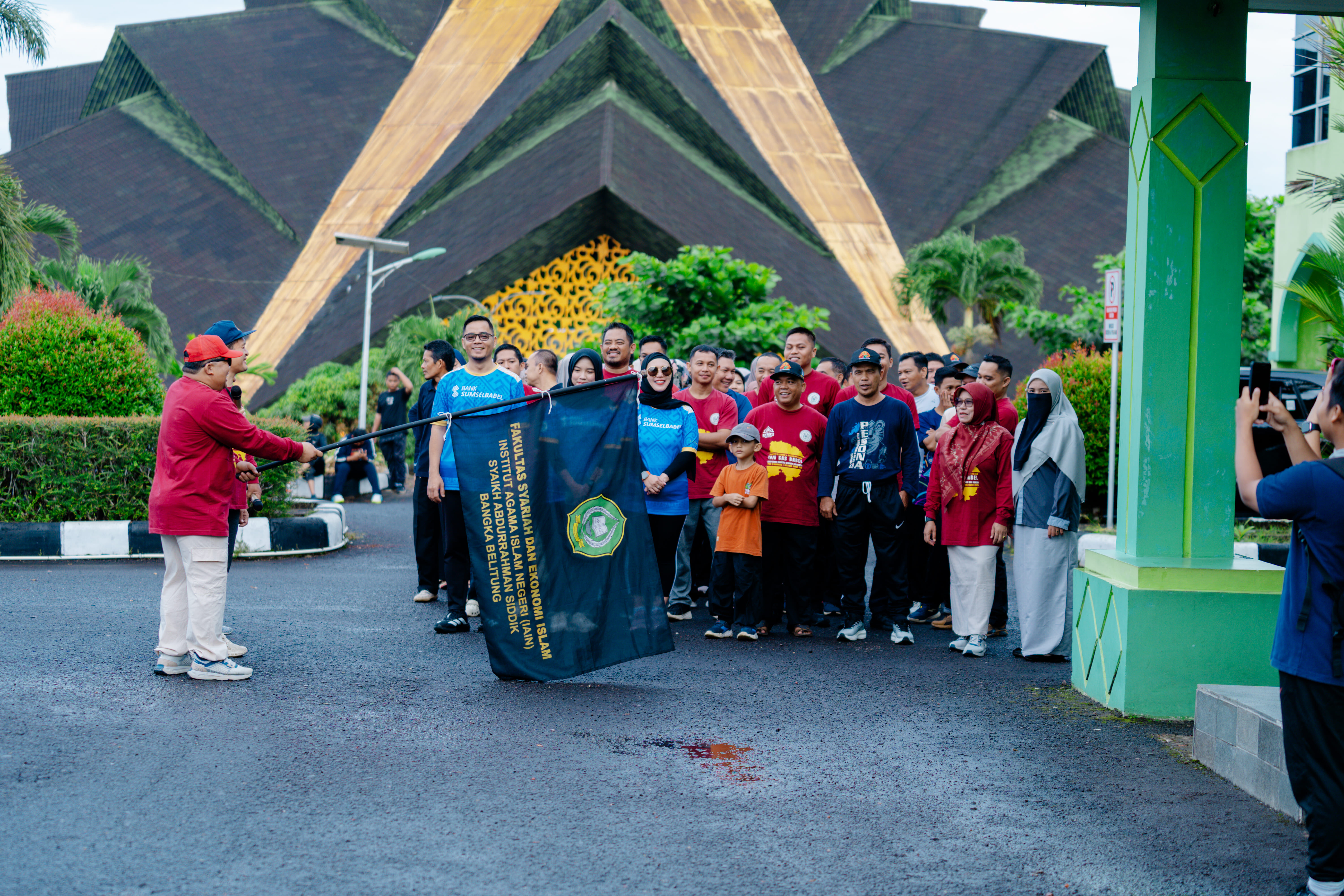 FSEI IAIN SAS BABEL Gelar Jalan Sehat Bertema “Sinergi Bersama FSEI”