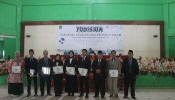 Dekan FSEI IAIN SAS BABEL Beri Penghargaan kepada Pembimbing Skripsi Lulusan Terbaik Tingkat Prodi pada Yudisium XIV 2025